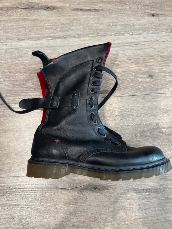 Dr. Martens Other - Dr. Martens 11554 13-eye combat boot.